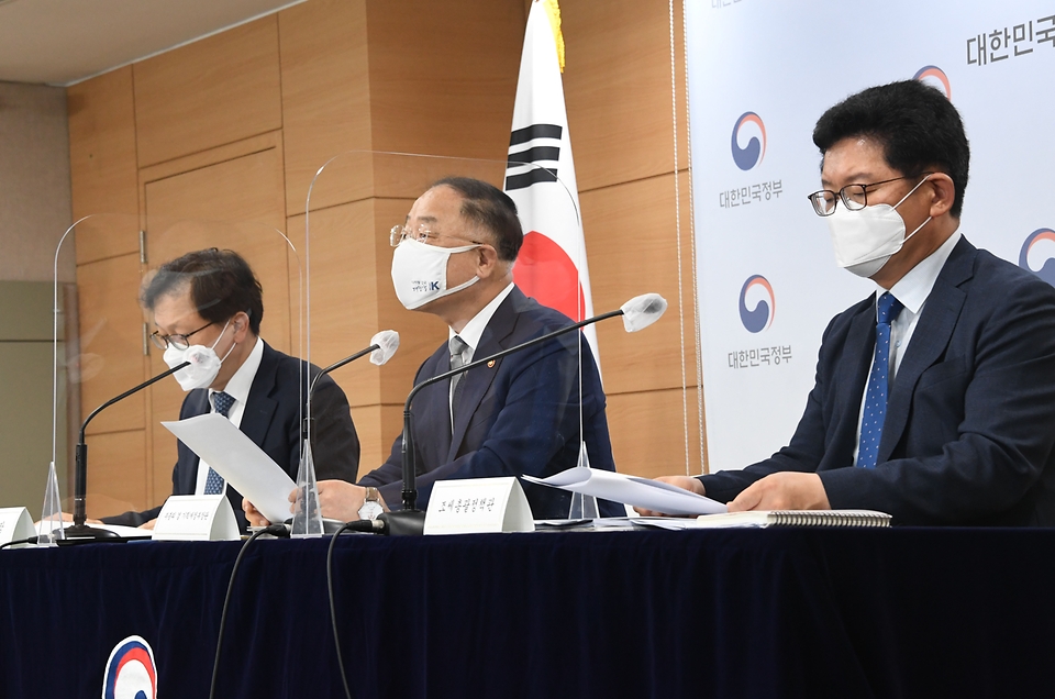 홍남기 경제부총리 겸 기획재정부장관이 23일 오후 서울 종로구 정부서울청사 브리핑룸에서 ‘2021 세법개정안’ 브리핑을 하고 있다. 