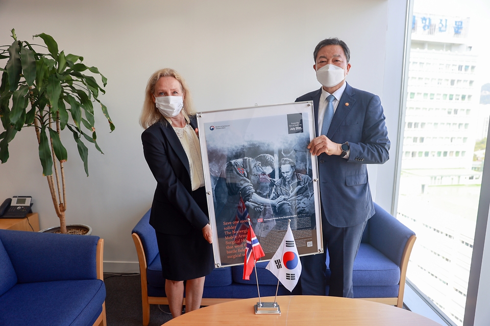 황기철 국가보훈처장이 23일 오후 서울 중구 주한 노르웨이대사관을 방문하여 안네 릴레오렌 주한 노르웨이대사(대리)를 만나 환담 후 이 달의 전쟁영웅 선정패 및 포스터(액자)를 전달하고 기념촬영을 하고 있다.