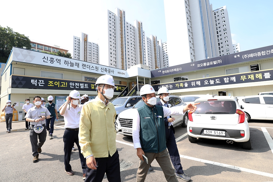 윤성원 국토교통부 1차관이 30일 경기 성남시 아파트 건설 현장에서 코로나19 확산 방지를 위한 방역 실태를 점검하고 있다.