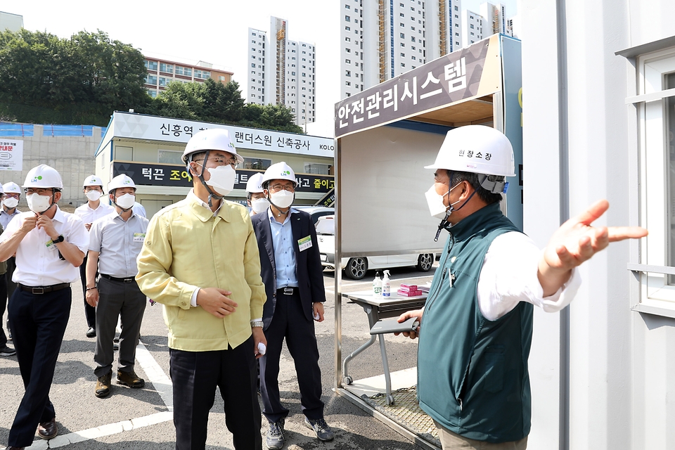 윤성원 국토교통부 1차관이 30일 경기 성남시 아파트 건설 현장에서 코로나19 확산 방지를 위한 방역 실태를 점검하고 있다.