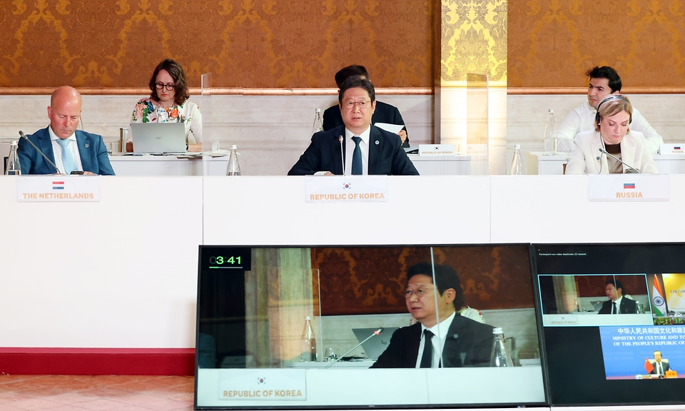 황희 문화체육관광부 장관이 30일 오후(현지시간) 이탈리아 로마 바르베리니 궁전에서 열린 G20 문화장관회의에 참석해 문화분야의 디지털 전환과 새로운 기술을 주제로 기조연설을 하고 있다.