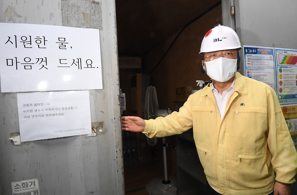 홍남기 경제부총리 겸 기획재정부 장관이 폭염·방역 대응 및 건설 자재 수급현황 점검 및 현장방문에 나선 2일 오전 경기도 평택시 현덕면에 위치한 서해안 복선전철 제5공구 건설공사 현장 무더위 쉼터에 방문해 현장을 둘러보고 있다.