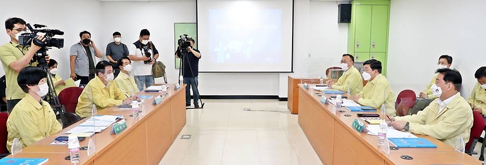 전해철 행정안전부 장관이 30일 강원 원주시 보건소를 방문, 신종 코로나바이러스 감염증(코로나19) 대응 및 폭염대책을 듣고 향후 운영방안에 대한 의견을 나누고 있다.