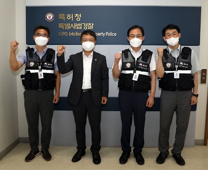 지난 26일 정부대전청사에서 김용래 특허청장과 기술경찰 수사 인력들이 기념촬영을 하고 있다.