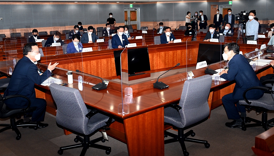 김부겸 국무총리가 2일 세종로 정부서울청사에서 열린 장애인정책조정위원회를 주재하고 있다.