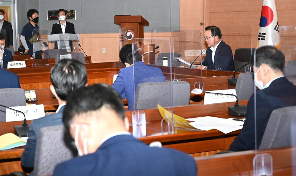김부겸 국무총리가 2일 세종로 정부서울청사에서 열린 장애인정책조정위원회를 주재하고 있다.