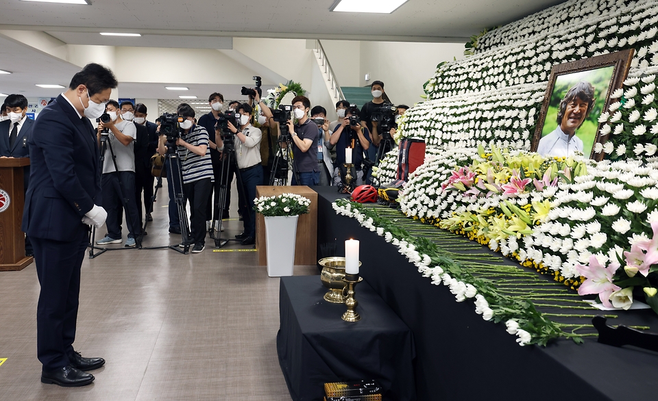 황희 문화체육관광부 장관이 4일 광주 염주종합체육관에 마련된 고(故) 김홍빈 대장의 빈소를 찾아 묵념을 하고 있다.