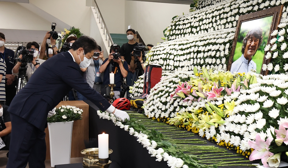 황희 문화체육관광부 장관이 4일 광주 염주종합체육관에 마련된 고(故) 김홍빈 대장의 빈소를 찾아 헌화하고 있다.