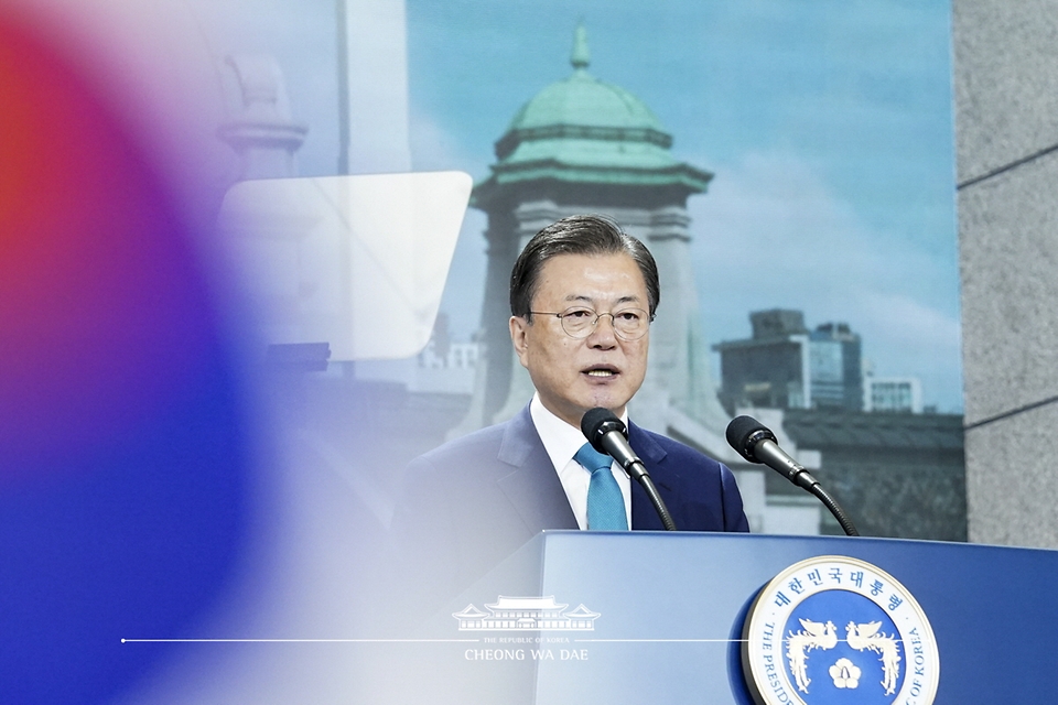 문재인 대통령이 15일 서울 중구 문화역서울284에서 열린 제76주년 광복절 경축식에서 경축사를 하고 있다.