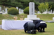 홍범도 장군 묘역 참배 사진 16
