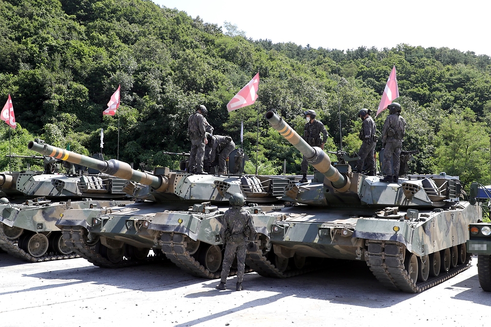 19일 경기도 포천시 승진훈련장에서 열린 전차포 사격훈련에 투입된 육군수도기계화보병사단 왕호대대 장병들이 K6 중기관총에 12.7㎜ 탄약을 장전하고 있다. (출처=국방일보)