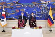 한-콜롬비아 훈장 교환 사진 1