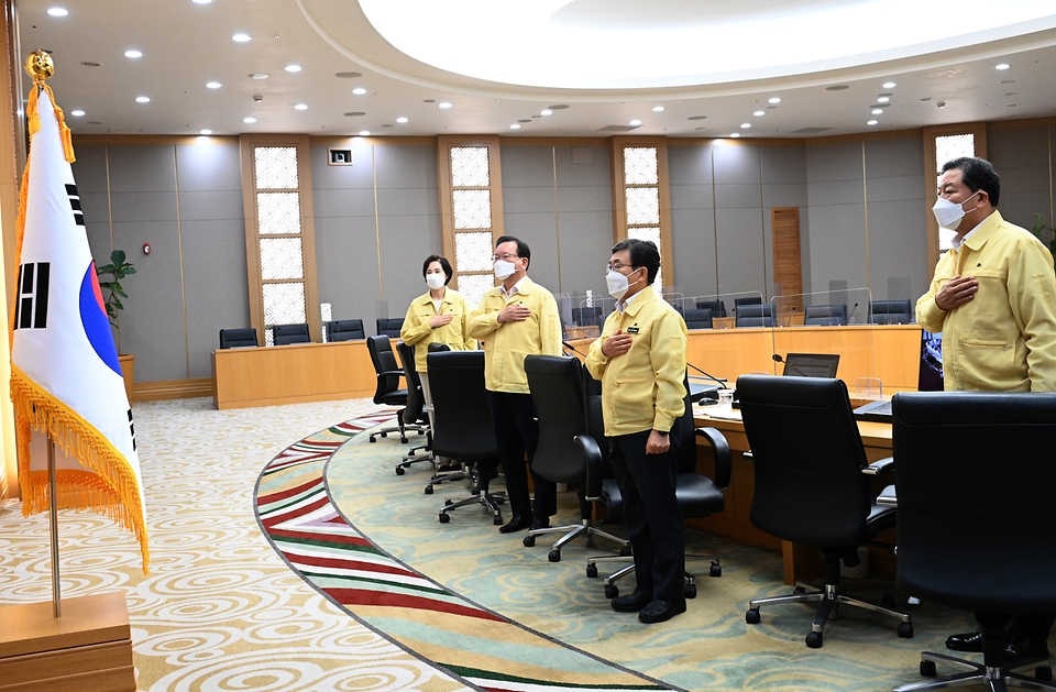 김부겸 국무총리가 24일 세종 다솜로 정부세종청사에서 열린 국무회의를 주재, 모두발언을 하고 있다.