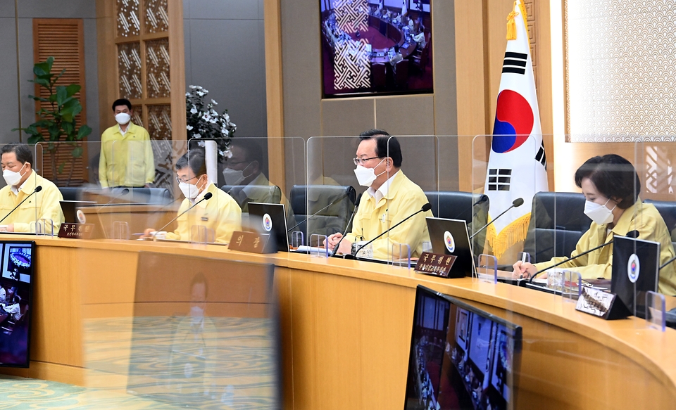 김부겸 국무총리가 24일 세종 다솜로 정부세종청사에서 열린 국무회의를 주재, 모두발언을 하고 있다.
