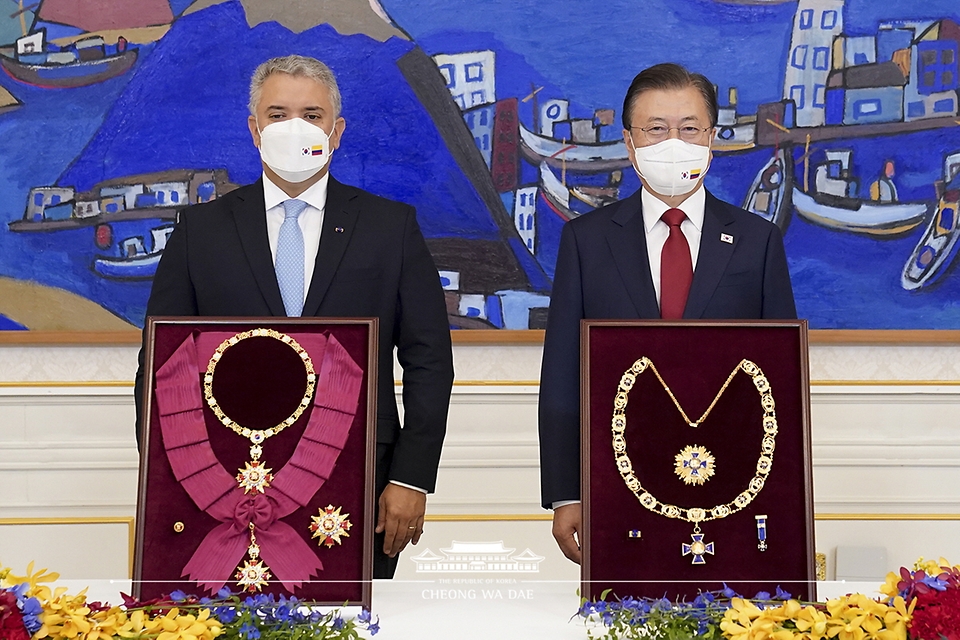 문재인 대통령과 이반 두케 마르케스 콜롬비아 대통령이 25일 청와대 본관에서 열린 한-콜롬비아 훈장 교환식에서 무궁화 대훈장과 보야카 훈장을 교환한 후 기념촬영을 하고 있다. 