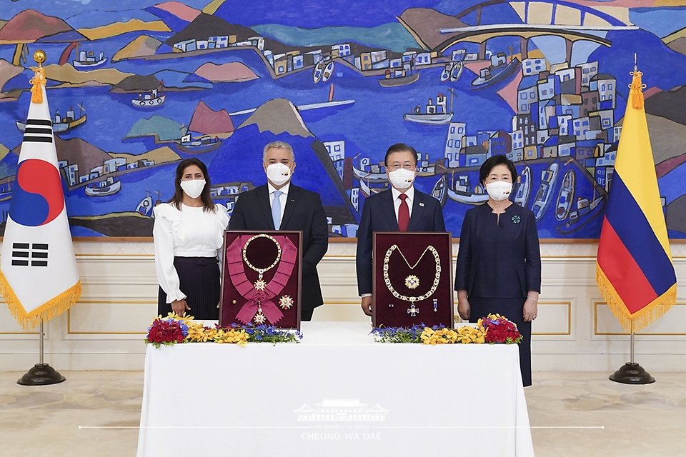 문재인 대통령 내외와 이반 두케 마르케스 콜롬비아 대통령 내외가 25일 청와대 본관에서 열린 한-콜롬비아 훈장 교환식에서 무궁화 대훈장과 보야카 훈장을 교환한 후 기념촬영을 하고 있다.