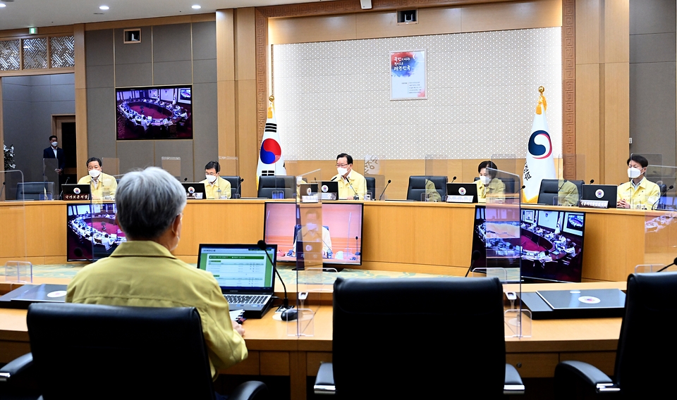 김부겸 국무총리가 24일 세종 다솜로 정부세종청사에서 열린 국무회의를 주재, 모두발언을 하고 있다.