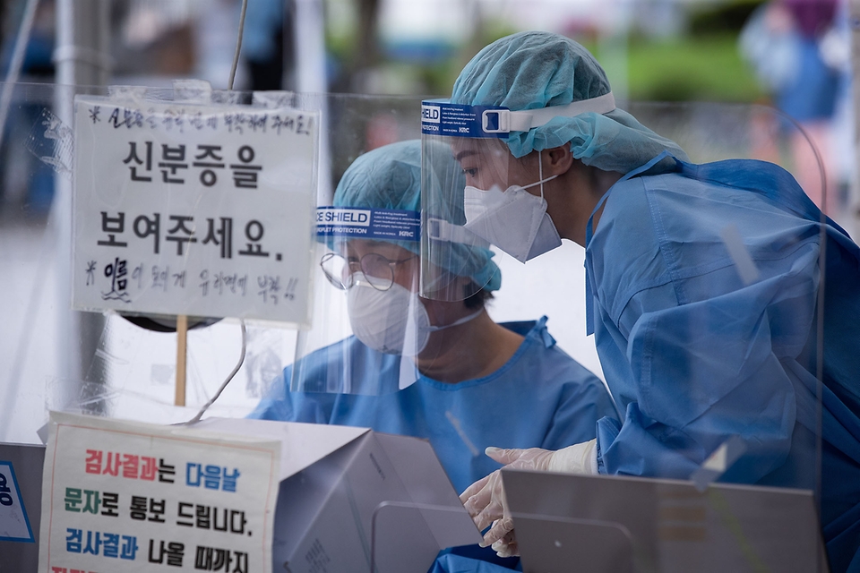 <p>전국적으로 코로나19 확진자가 1371명이 발생한 다음날인 31일, 대전 유성구 자동차 이동형 선별진료소에서 의료진들이 검체를 채취하고 있다.</p>