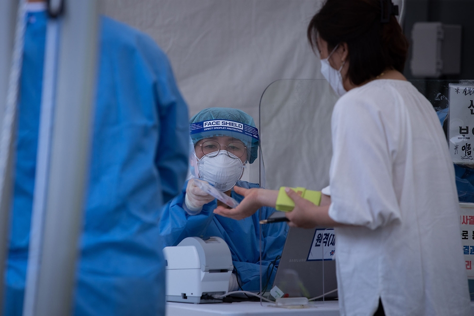 <p>전국적으로 코로나19 확진자가 1371명이 발생한 다음날인 31일, 대전 유성구 자동차 이동형 선별진료소에서 의료진들이 검체를 채취하고 있다.</p>