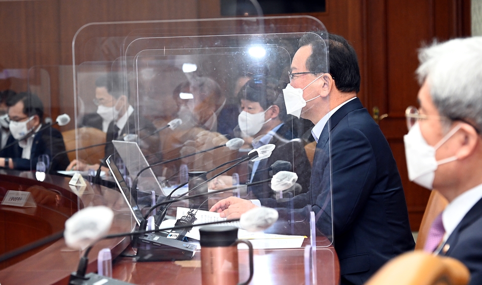 김부겸 국무총리가 2일 세종로 정부서울청사에서 열린 국정현안점검조정회의를 주재, 모두발언을 하고 있다.