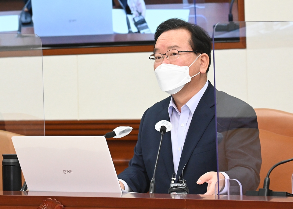 김부겸 국무총리가 2일 세종로 정부서울청사에서 열린 국정현안점검조정회의를 주재, 모두발언을 하고 있다.