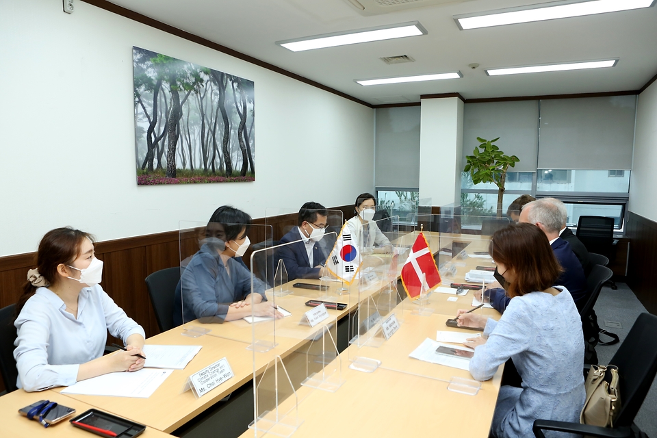 홍정기 환경부차관이 7일 오후 서울 서초구에 위치한 한강홍수통제소에서 토마스 안커 크리스텐센(Tomas Anker Christensen) 덴마크 기후대사와 ‘탄소중립 실현을 위한 양국의 협력방안’을 논의하고 있다. 