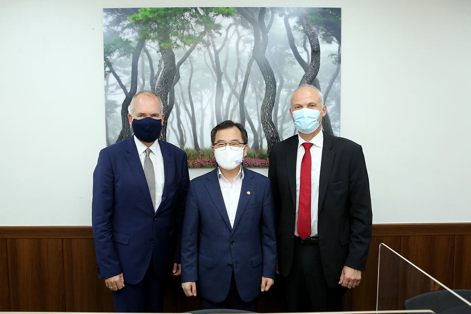 홍정기 환경부차관이 7일 오후 서울 서초구에 위치한 한강홍수통제소에서 토마스 안커 크리스텐센(Tomas Anker Christensen) 덴마크 기후대사, 아이너 옌센(Einar Jensen) 주한 덴마크대사와 ‘탄소중립 실현을 위한 양국의 협력방안’을 논의하고 기념 촬영을 하고 있다.