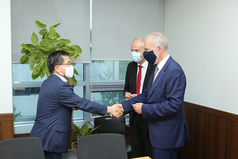 홍정기 환경부차관이 7일 오후 서울 서초구에 위치한 한강홍수통제소에서 토마스 안커 크리스텐센(Tomas Anker Christensen) 덴마크 기후대사의 방한을 환영하고 있다. 