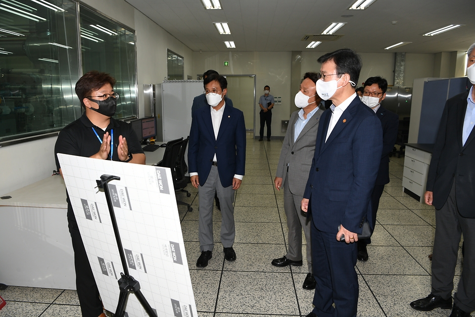 문성혁 해양수산부 장관이 3일 전북 친환경 선박 인증센터를 방문해 운영현황을 점검하고 있다.