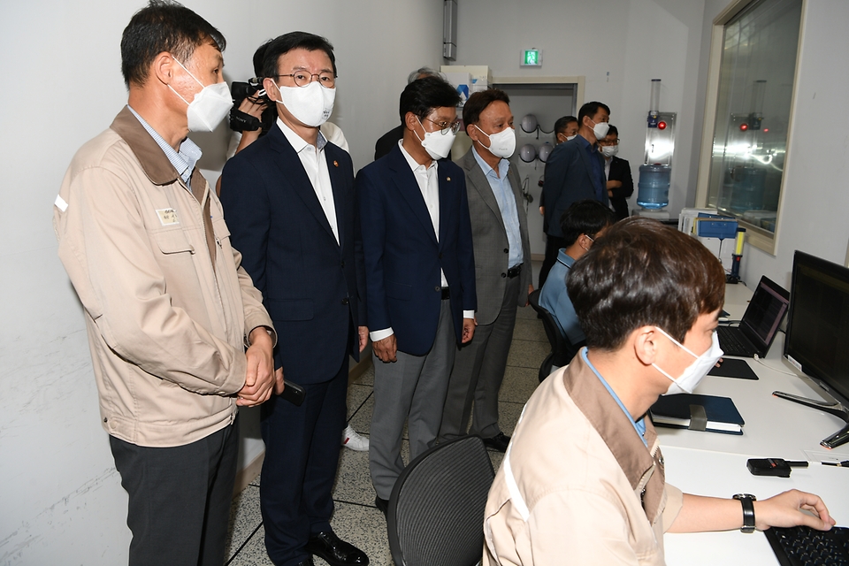 문성혁 해양수산부 장관이 3일 전북 친환경 선박 인증센터를 방문해 운영현황을 점검하고 있다.