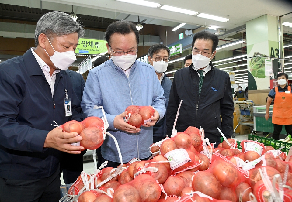 김부겸 국무총리가 8일 추석 물가동향 점검 차 도봉구 창동 하나로마트를 방문, 판매장을 둘러보고 있다.