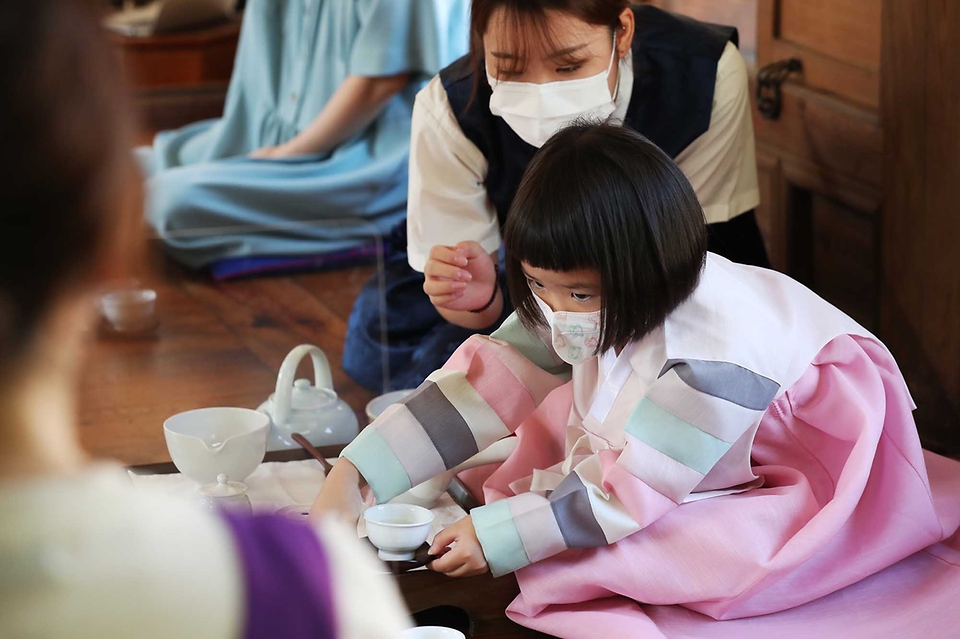 <p>최대 명절 추석을 열흘여 앞둔 9일 오후 서울 중구 남산골 한옥마을에서 열린 전통 다례 수업에 참여한 한 어린이가 예절 체험을 하고 있다. </p>
<div><br></div>