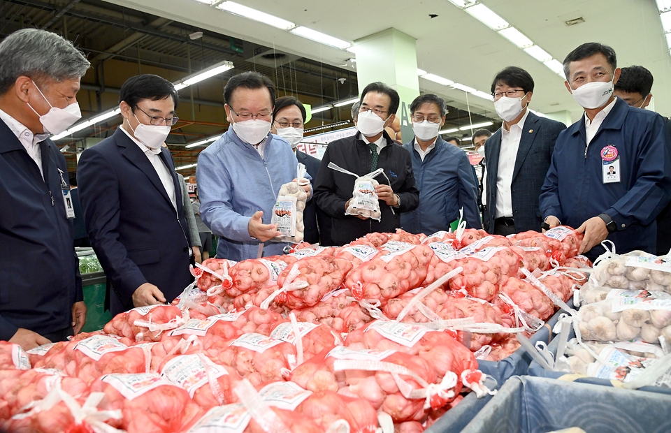 김부겸 국무총리가 8일 추석 물가동향 점검 차 도봉구 창동 하나로마트를 방문, 판매장을 둘러보고 있다.