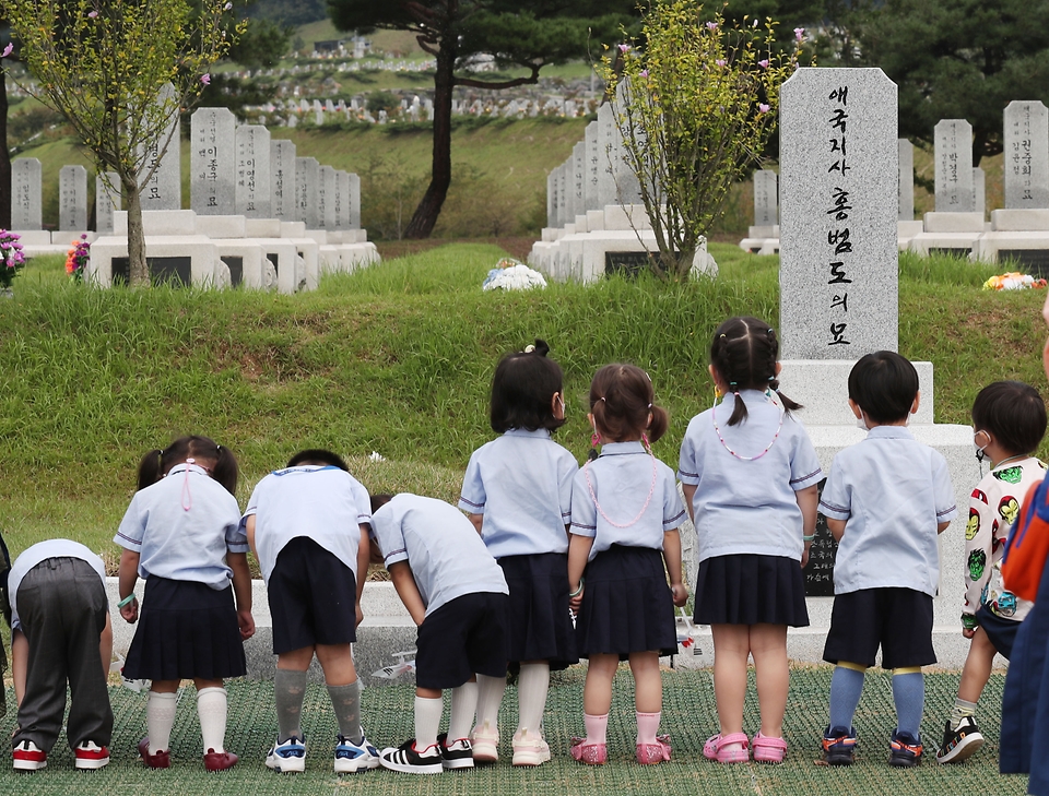 <p>추석연휴를 열흘여 앞둔 10일 오전 대전 유성구 국립대전현충원 내 홍범도 장군의 묘역에 추모객의 발길이 이어지고 있다. 국가보훈처는 추석 연휴기간(9월 18일~22일)에 현충원, 호국원 등 전국 11개 국립묘지에서 온라인 참배를 운영한다. </p>
<p><br></p>