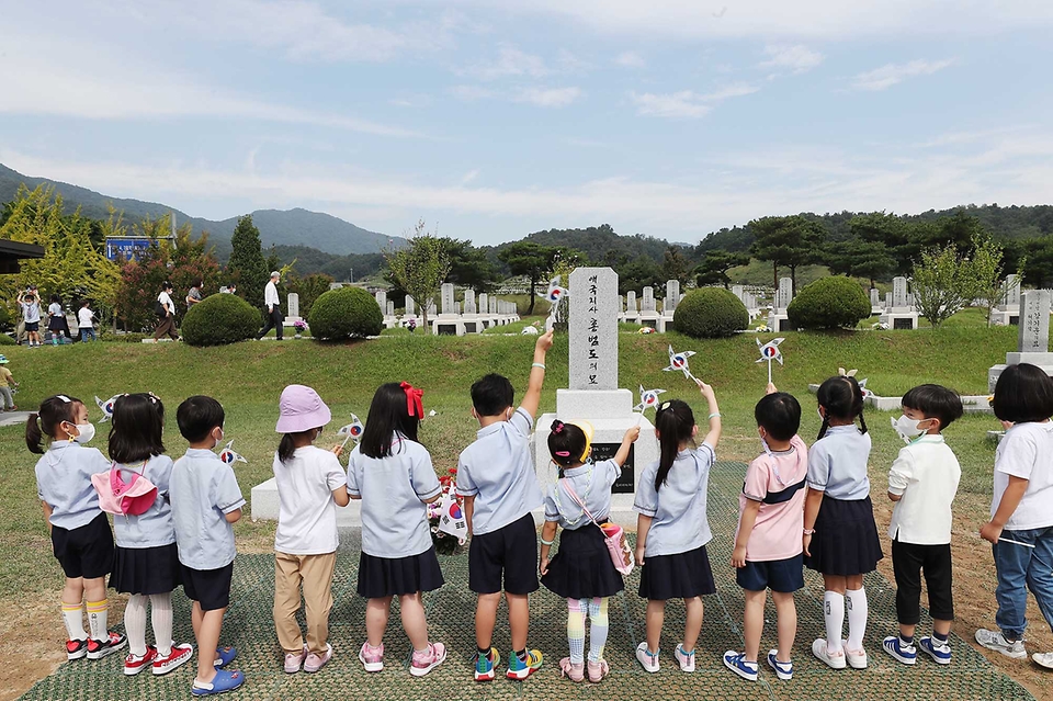 <p>추석연휴를 열흘여 앞둔 10일 오전 대전 유성구 국립대전현충원 내 홍범도 장군의 묘역에 추모객의 발길이 이어지고 있다. 국가보훈처는 추석 연휴기간(9월 18일~22일)에 현충원, 호국원 등 전국 11개 국립묘지에서 온라인 참배를 운영한다. </p>
<p><br></p>