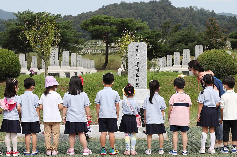 <p>추석연휴를 열흘여 앞둔 10일 오전 대전 유성구 국립대전현충원 내 홍범도 장군의 묘역에 추모객의 발길이 이어지고 있다. 국가보훈처는 추석 연휴기간(9월 18일~22일)에 현충원, 호국원 등 전국 11개 국립묘지에서 온라인 참배를 운영한다. </p>
<p><br></p>