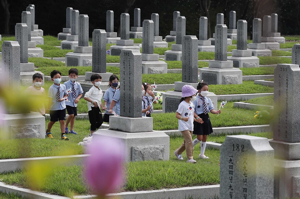 <p>추석연휴를 열흘여 앞둔 10일 오전 대전 유성구 국립대전현충원 내 홍범도 장군의 묘역에 추모객의 발길이 이어지고 있다. 국가보훈처는 추석 연휴기간(9월 18일~22일)에 현충원, 호국원 등 전국 11개 국립묘지에서 온라인 참배를 운영한다. </p>
<p><br></p>