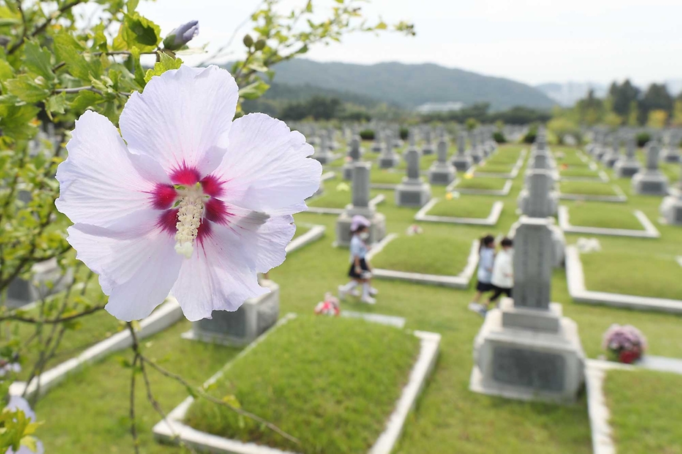 <p>추석연휴를 열흘여 앞둔 10일 오전 대전 유성구 국립대전현충원 내 홍범도 장군의 묘역에 추모객의 발길이 이어지고 있다. 국가보훈처는 추석 연휴기간(9월 18일~22일)에 현충원, 호국원 등 전국 11개 국립묘지에서 온라인 참배를 운영한다. </p>
<p><br></p>