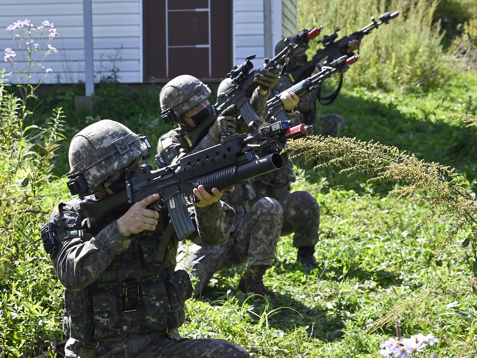 지난 8일 강원도 인제 육군과학화전투훈련단에서 진행된 ‘초급부사관 KCTC 훈련’에서 초급부사관들이 드론 공격을 방어하기 위한 대공사격을 하고 있다.