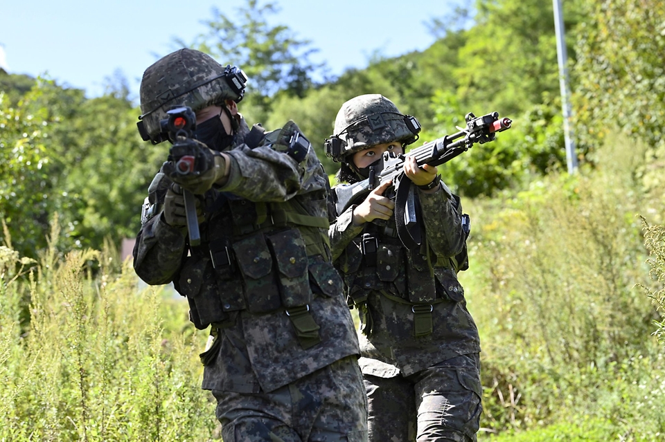 지난 8일 강원도 인제 육군과학화전투훈련단에서 진행된 ‘초급부사관 KCTC 훈련’에서 초급부사관들이 적진을 향해 기동하고 있다.