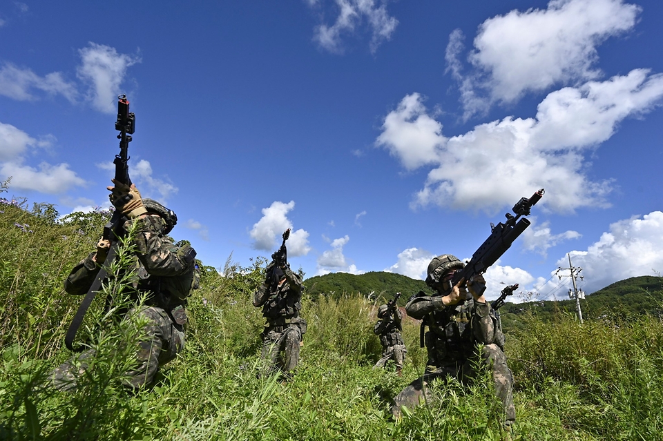 지난 8일 강원도 인제 육군과학화전투훈련단에서 진행된 ‘초급부사관 KCTC 훈련’에서 초급부사관들이 드론 공격을 방어하기 위한 대공사격을 하고 있다.