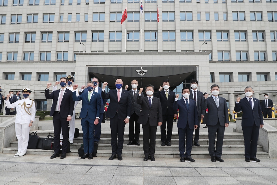 13일 오전 서울 용산구 국방부에서 열린 ‘한-호주 국방장관회담’에서 서욱 장관과 피터 더튼 호주 국방장관 등 관계자들이 기념 촬영을 하고 있다.