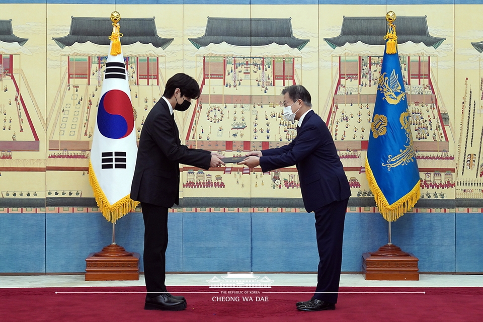 문재인 대통령이 14일 청와대에서 열린 미래세대와 문화를 위한 대통령 특별사절 임명장 수여식에서 아이돌 그룹 방탄소년단(BTS) 멤버 뷔(김태형)에게 임명장을 수여하고 외교여권과 기념품을 전달하고 있다.