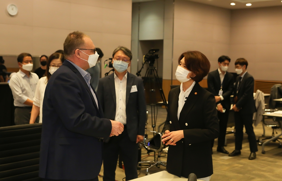 한정애 환경부장관이 15일 오후 서울 여의도에 위치한 전경련 컨퍼런스센터에서 열린 ‘탄소중립 실현과 생물다양성 보전을 위한 자연기반해법’ 세미나에 참석하여, 녹색기후기금(GCF) 크리스 디킨스(Chris Dickinson) 전문관과 인사를 나누고 있다.
