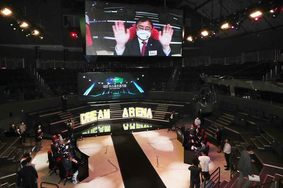 <p>15일 오후 대전 유성구 엑스포과학공원 내 첨단과학관에서 대전 e-스포츠 상설경기장 개장식이 열리고 있다. 이날 행사는 오영우 문화체육관광부 제1차관, 권중순 대전시의회 의장, 조현래 한국콘텐츠진흥원 원장, 김영만 한국 e-스포츠협회 회장 등 주요 내빈 20여명이 참석한 가운데 대전 e-스포츠 비전 선포, e-스포츠 경기 시연 등으로 진행됐다. 대전 e-스포츠 상설경기장은 부산과 광주에 이어 500 석 규모의 주경기장을 가진중부권 최조 상설경기장이다. </p>
<div><br></div>