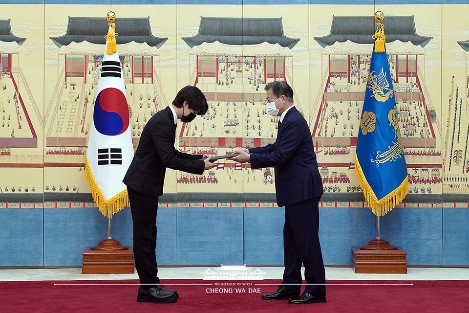 문재인 대통령이 14일 청와대에서 열린 미래세대와 문화를 위한 대통령 특별사절 임명장 수여식에서 아이돌 그룹 방탄소년단(BTS) 멤버 지민(박지민)에게 임명장을 수여하고 외교여권과 기념품을 전달하고 있다.