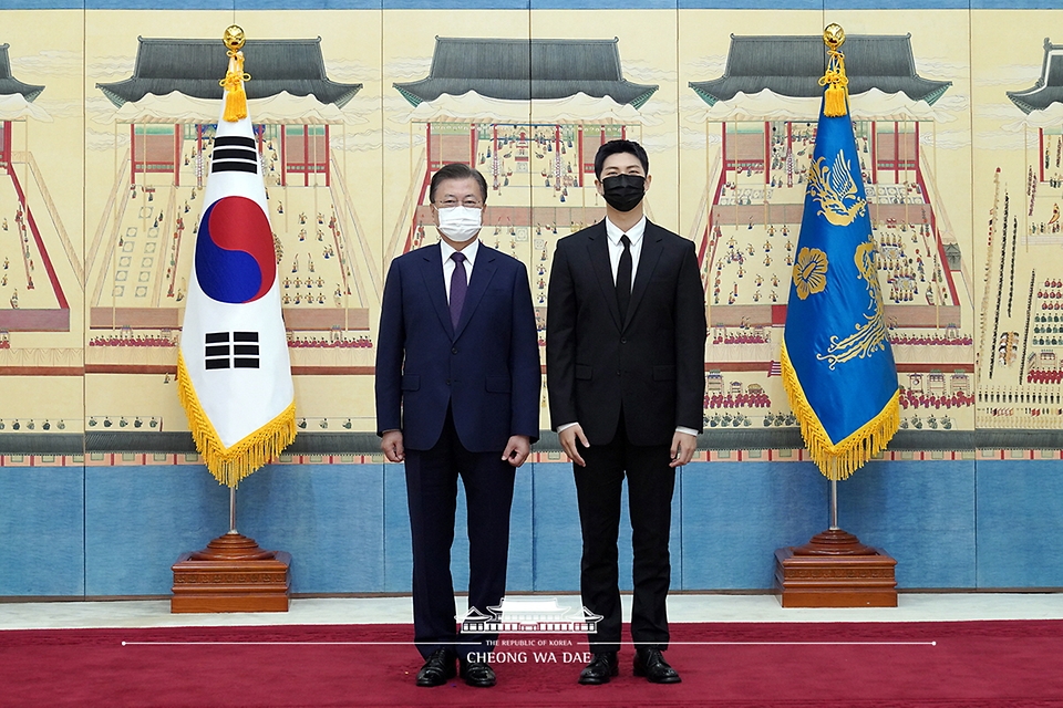 문재인 대통령이 14일 청와대에서 열린 미래세대와 문화를 위한 대통령 특별사절 임명장 수여식에서 아이돌 그룹 방탄소년단(BTS) 멤버 RM(김남준)에게 임명장을 수여하고 기념촬영을 하고 있다.
