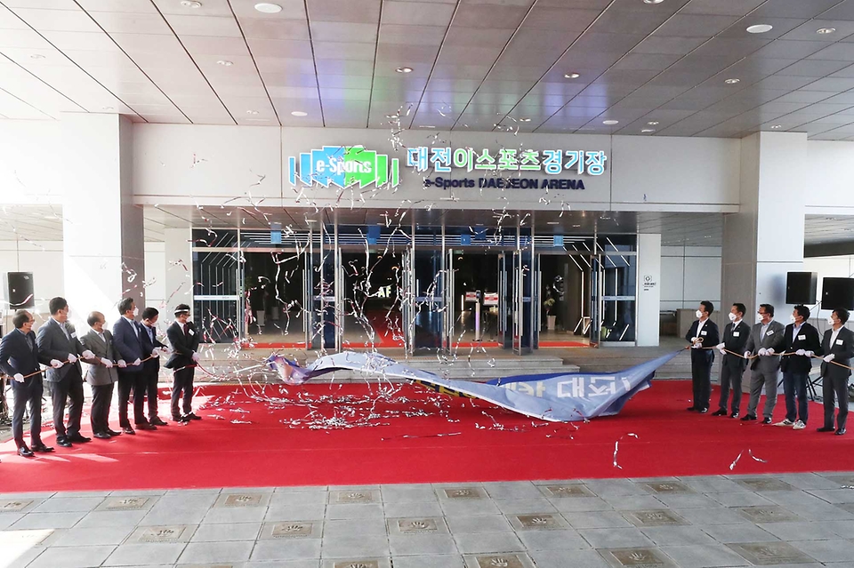 <p>15일 오후 대전 유성구 엑스포과학공원 내 첨단과학관에서 열린 대전 e-스포츠 상설경기장 개장식에서 주요 내빈들이 현판제막식을 하고 있다. 이날 행사는 오영우 문화체육관광부 제1차관, 권중순 대전시의회 의장, 조현래 한국콘텐츠진흥원 원장, 김영만 한국 e-스포츠협회 회장 등 주요 내빈 20여명이 참석한 가운데 대전 e-스포츠 비전 선포, e-스포츠 경기 시연 등으로 진행됐다. 대전 e-스포츠 상설경기장은 부산과 광주에 이어 500 석 규모의 주경기장을 가진중부권 최조 상설경기장이다. </p>
<div><br></div>