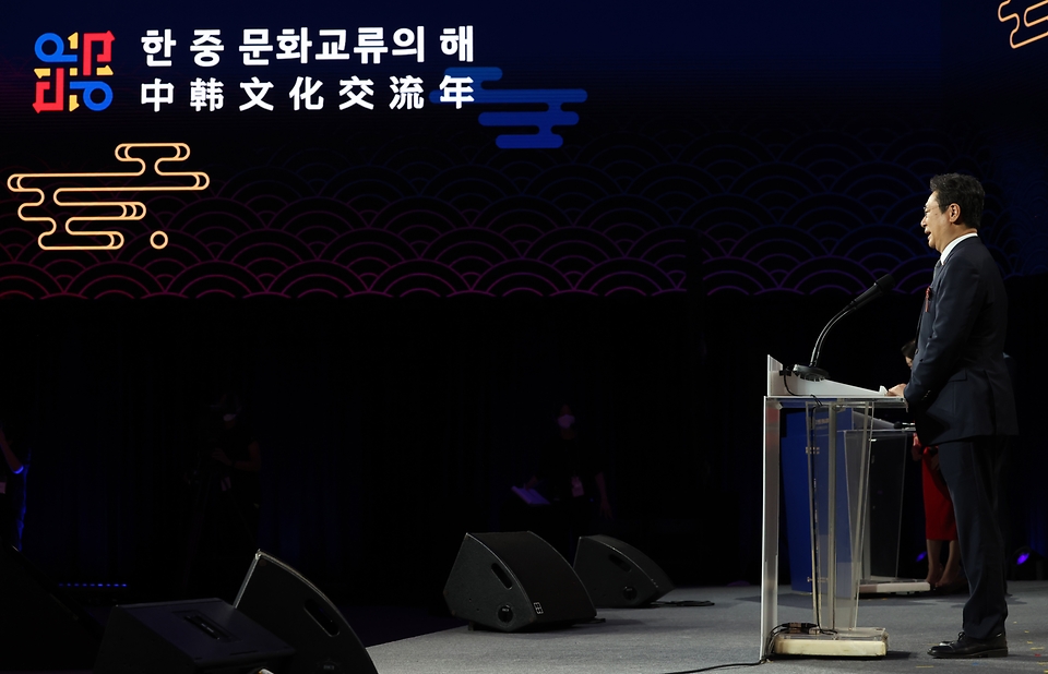 황희 문화체육관광부 장관이 15일 서울 동대문디자인플라자(지난8일 녹화)에서 열린 2021-2022 한중 문화교류의 해 개막식에서 축사를 하고 있다.
