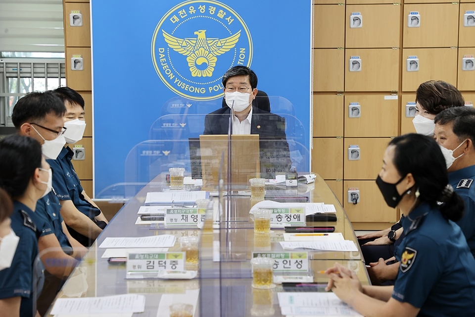전해철 행정안전부 장관이 15일 오전 추석 명절을 앞두고 대전광역시 유성지구대를 방문하여 경찰 지구대원들을 격려하며 치안대책 및 안전 활동 등을 당부하고 있다.

